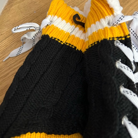 Boston Bruins Official NHL Skater Socks -NWT - Picture 5 of 7